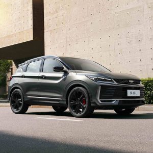 Geely Binyue L 2025 1.5TD DCT Star Glory Edition Actual A gray Geely Binyue L SUV parked on a street next to a concrete building.