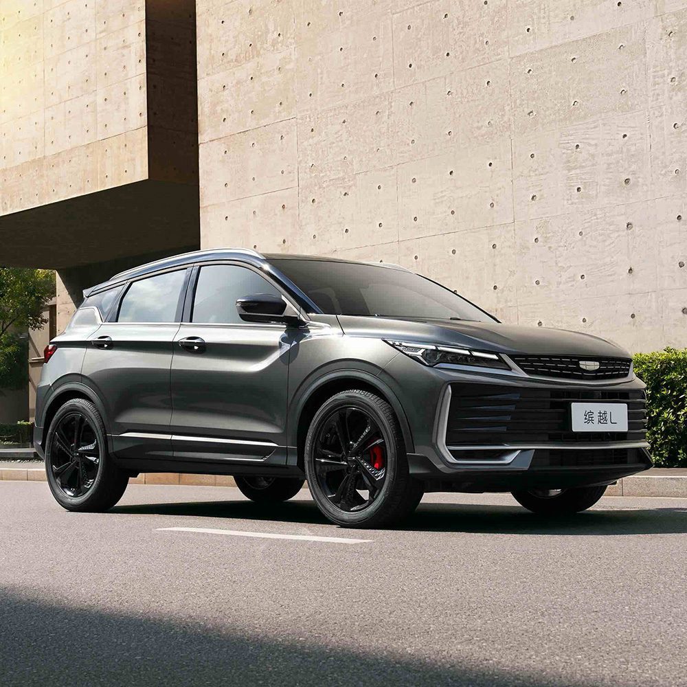 Geely Binyue L 2025 1.5TD DCT Star Glory Edition Actual A gray Geely Binyue L SUV parked on a street next to a concrete building.