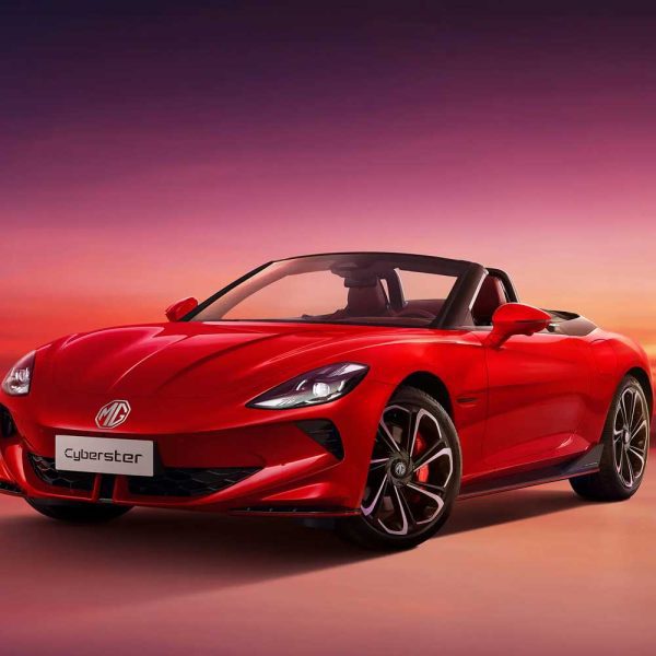 MG Cyberster 2024 501km Glamour Heart Edition Front Three-Quarter