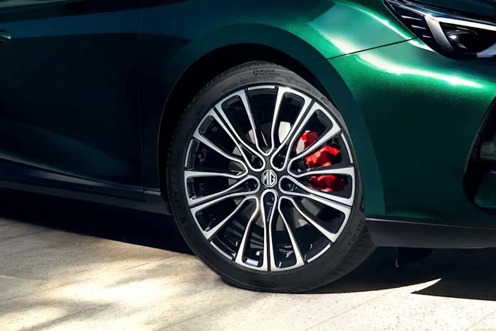 MG7 2025 1.5T 300DCT Elegant Edition 19-inch dual-tone alloy wheels with red brake calipers