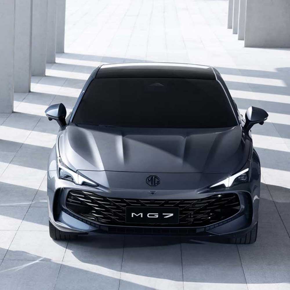 MG7 2025 1.5T 300DCT Luxury Edition front elevation Front view of a gray MG7 car parked in a modern, sunlit architectural space with columns and shadows.