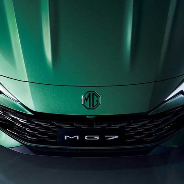 Close - up of the front of a green MG7 car, highlighting the MG logo and the "MG7" badge on the grille.