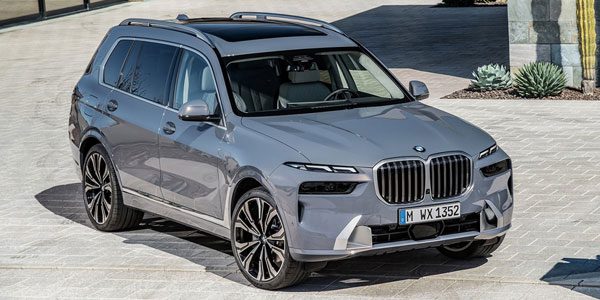 2025 BMW X7 xDrive40i Front Three-Quarter