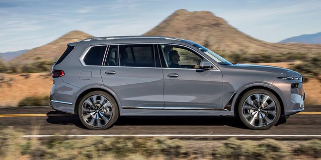 2025 BMW X7 xDrive40i Profile Shot
