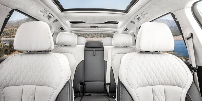 2025 BMW X7 xDrive40i interior space