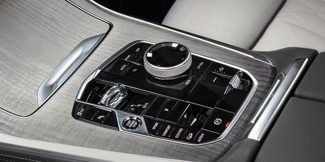 2025 BMW X7 xDrive40i physical control buttons
