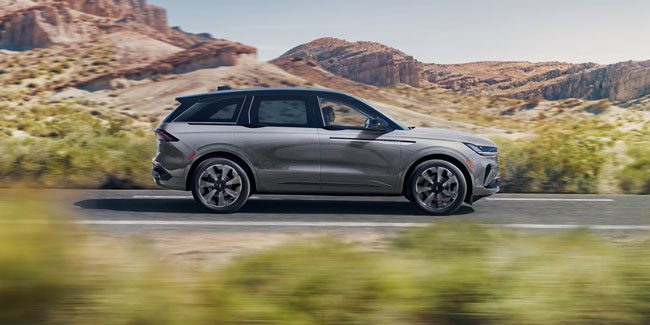 2025 Lincoln Nautilus Profile Shot