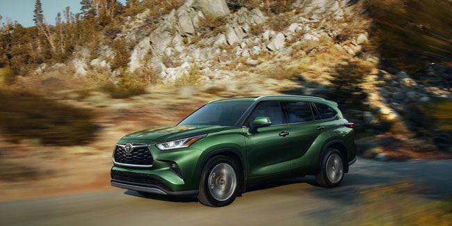 2025 Toyota Highlander Front Three-Quarter