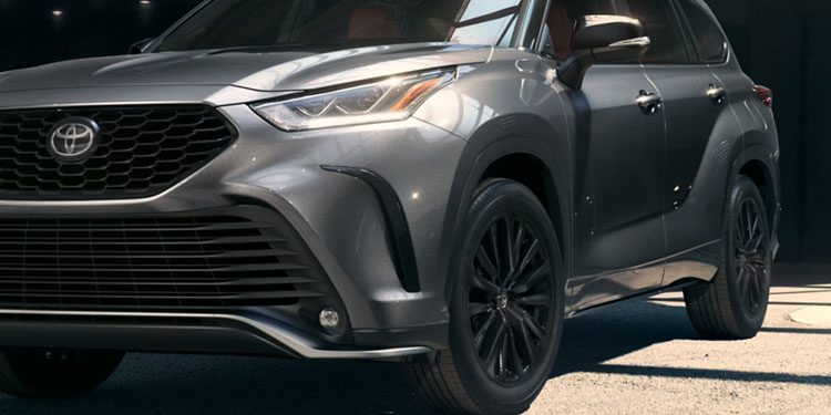 2025 Toyota Highlander Front Three-Quarter