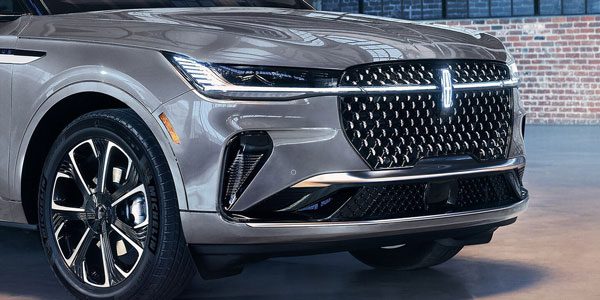 Close-up of the front of the 2025 Lincoln Nautilus