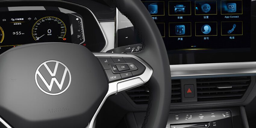 Volkswagen Bora Dual-Screen Interactive Cockpit