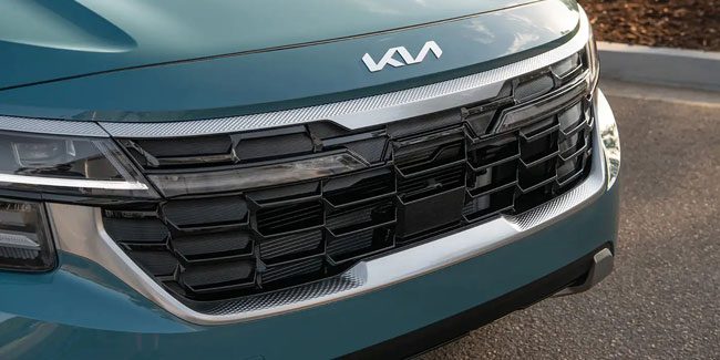 2025 Kia Seltos front chrome grille.