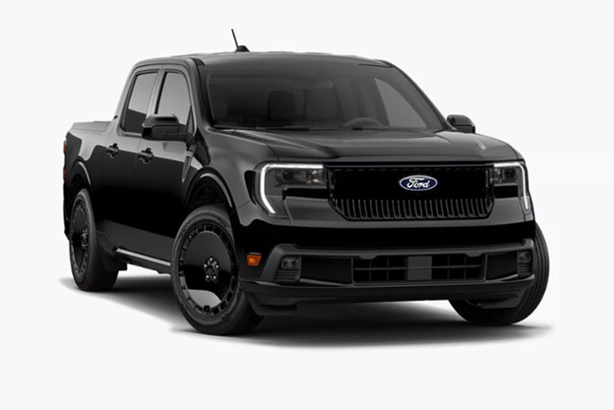 Three-quarter view of the front right side of the 2025 Ford Maverick Lobo