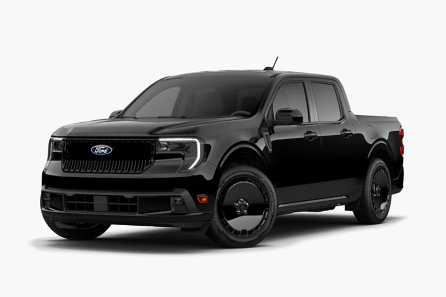 Three-quarter view of the left front side of the 2025 Ford Maverick Lobo