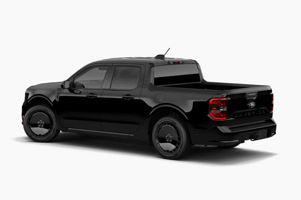 Three-quarter view of the left rear side of the 2025 Ford Maverick Lobo