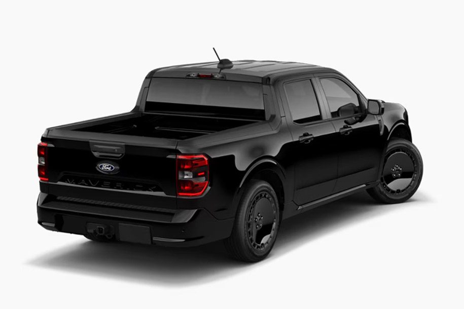 Three-quarter view of the right rear side of the 2025 Ford Maverick Lobo