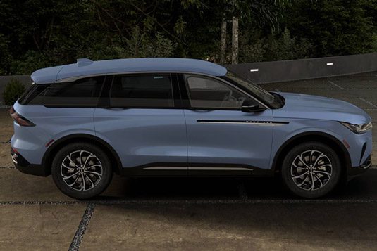 Side view of the 2026 Lincoln Nautilus