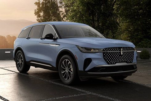 Three-quarter view of the front right side of the 2026 Lincoln Nautilus