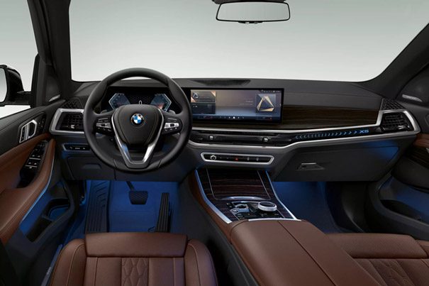 BMW X5 Curved display and ambient lighting