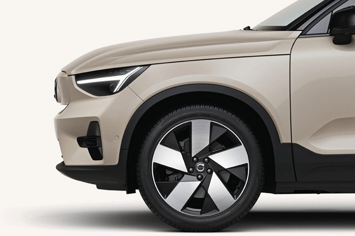 Front half of the 2026 Volvo EX40