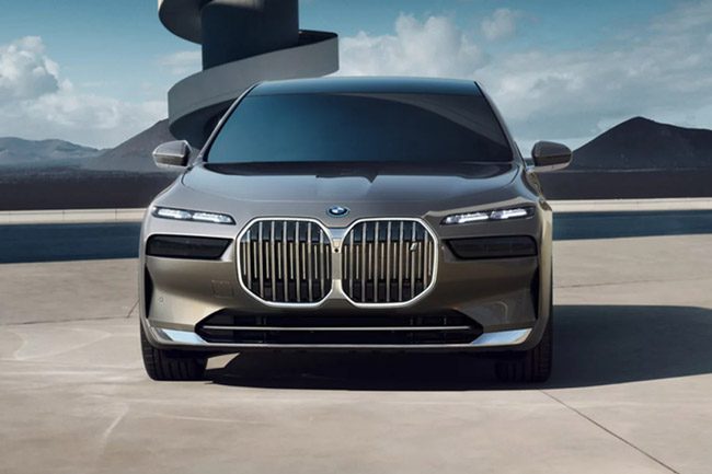 Front view of the 2026 BMW i7