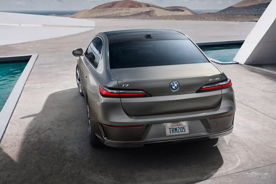 Rear view of the 2026 BMW i7