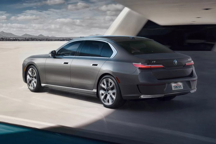 Three-quarter view of the rear of the 2026 BMW i7