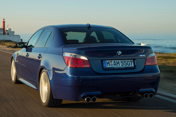 Three-quarter view of the rear side of the 2005 BMW M5 E60
